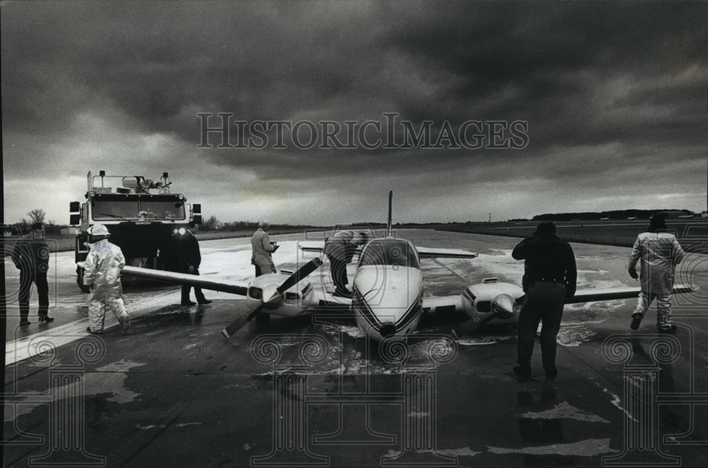 1989 Press Photo Beechcraft Baron crash landed in Mitchell International Airport-Historic Images