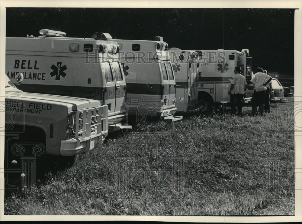 1985 Press Photo Ambulances Lined at Midwest Express DC-9 Jet Crash Site - Historic Images