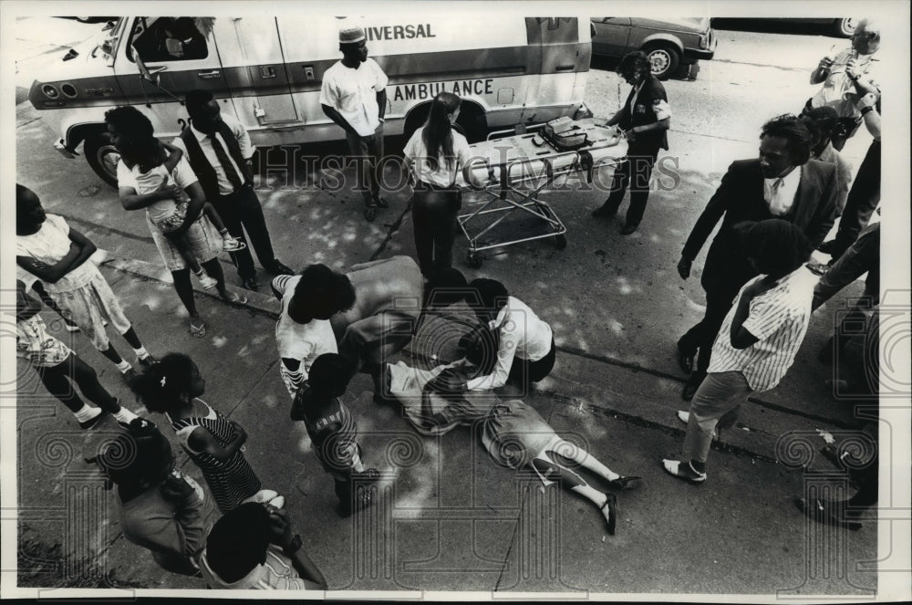 1989 Press Photo Woman Comforts Marci Nelson Struck by Car on Vine St. Milwaukee - Historic Images