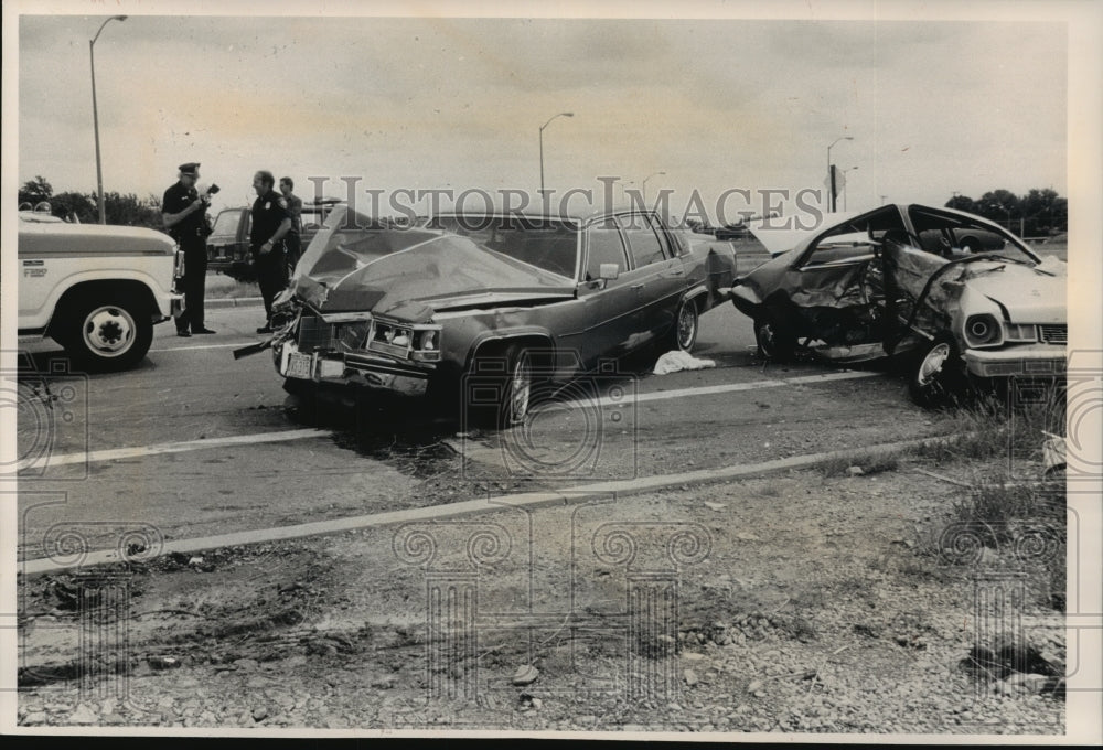 1989 Press Photo Police investigate a fatal accident on W Good Hope Rd at Hwy 45 - Historic Images