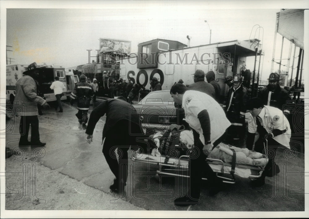 1989 Press Photo Cynthia Turner being taken to an ambulance after her accident - Historic Images