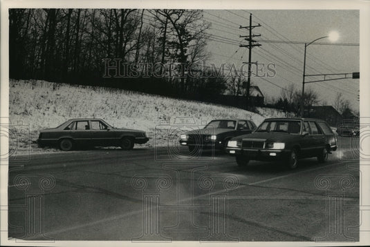 1989 Press Photo A car stranded at the side of the road on Blue Mound Road-Historic Images