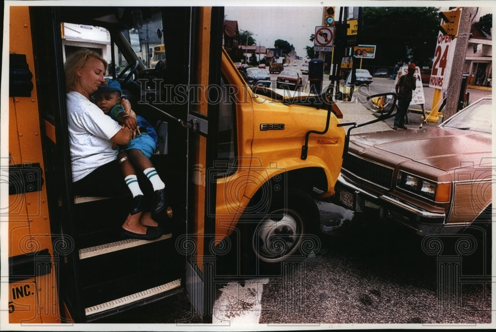 1993 Press Photo Darlene Kroning comforting Christopher Moss in a school bus - Historic Images