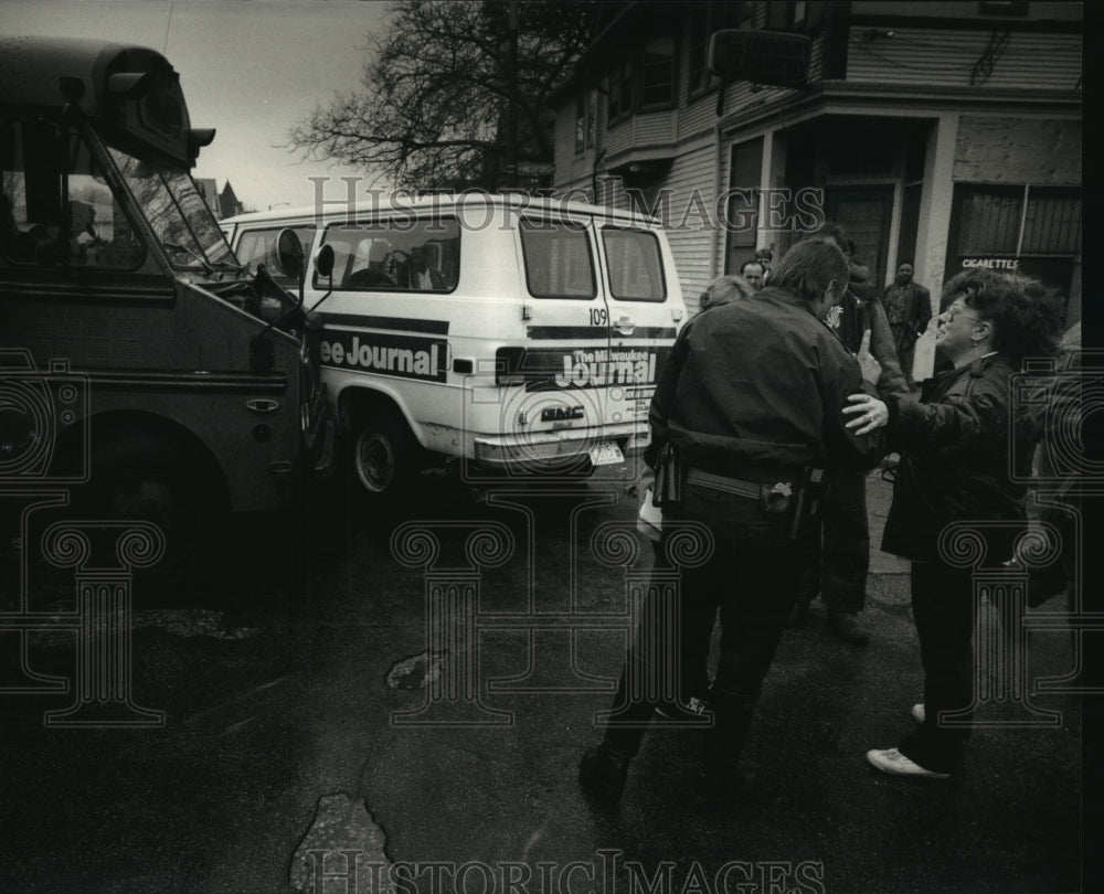 1993 Press Photo Van of the Jorunal/Sentinel Inc. and a school bus collided - Historic Images