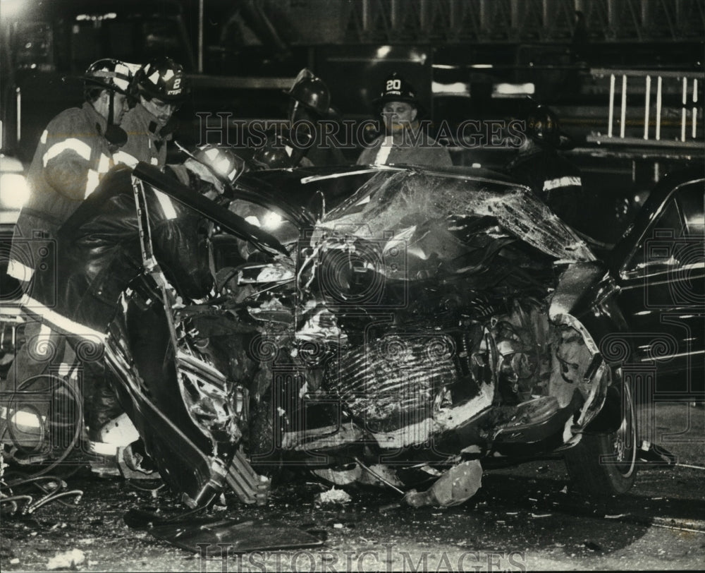 1993 Press Photo Firefighters worked to free the victims trapped in the wreckage - Historic Images