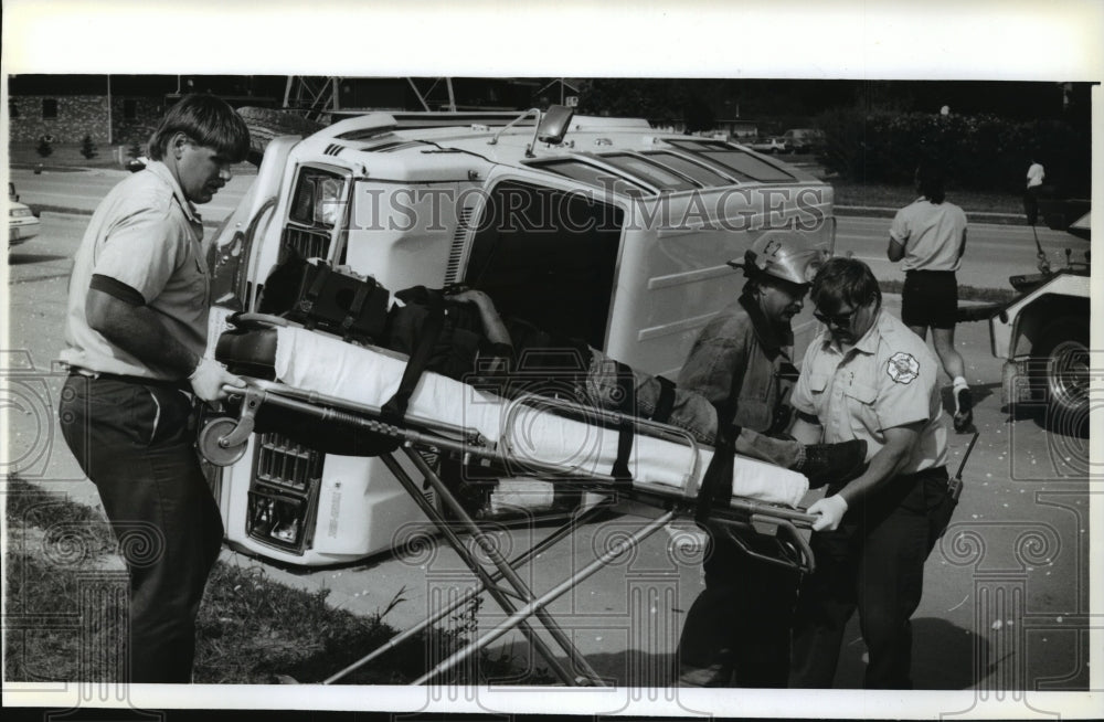 1994 Press Photo Rescue workers wheel an injured motorist to an ambulance - Historic Images