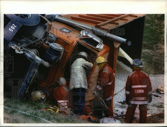 1994 Press Photo Rescue workers tend to the injured in accident on Hwy K & V - Historic Images