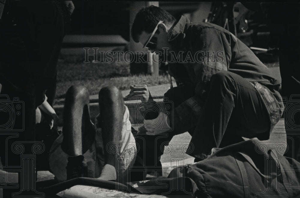 1993 Press Photo Firefighter helps a victim of a car-motorcycle accident - Historic Images