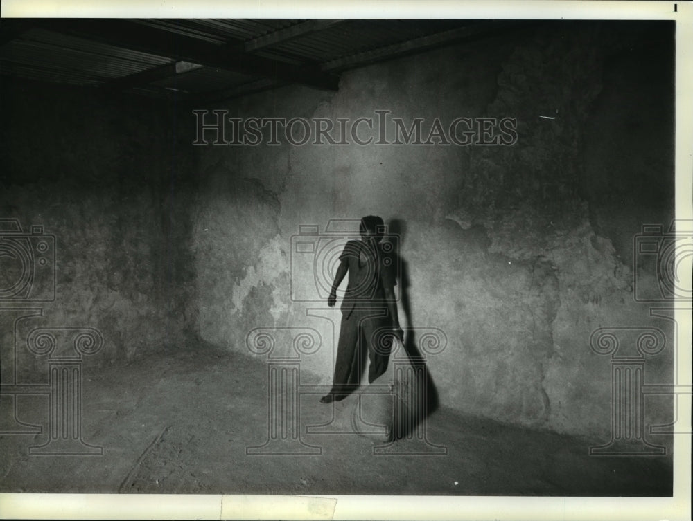 1984 Press Photo A single sack of US sorghum remained in a Mali storehouse - Historic Images