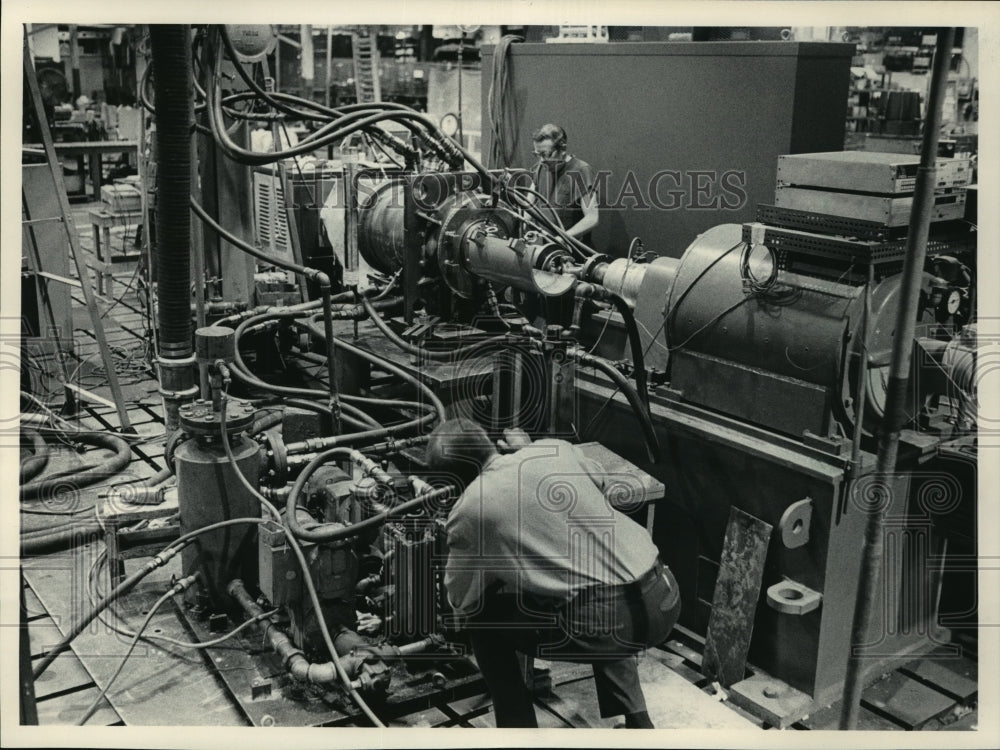 1983 Press Photo Man testing of a 2,400 volt induction motor - mja02825-Historic Images