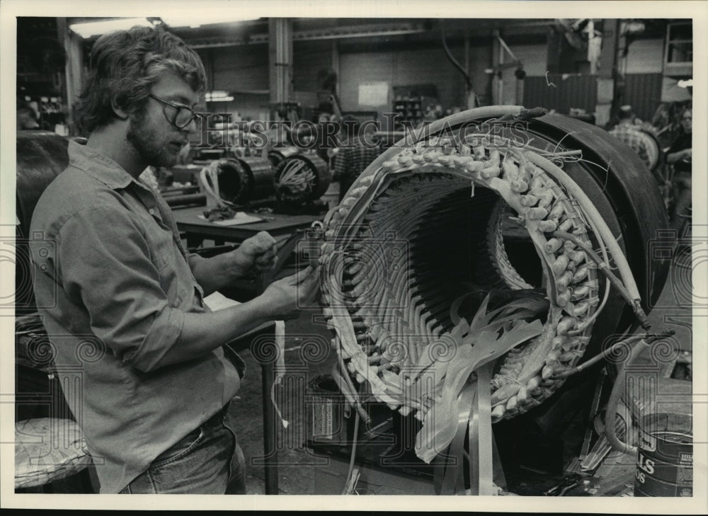 1983 Press Photo Kevin Trudeau works the windings of electric motor-Louis Allis - Historic Images