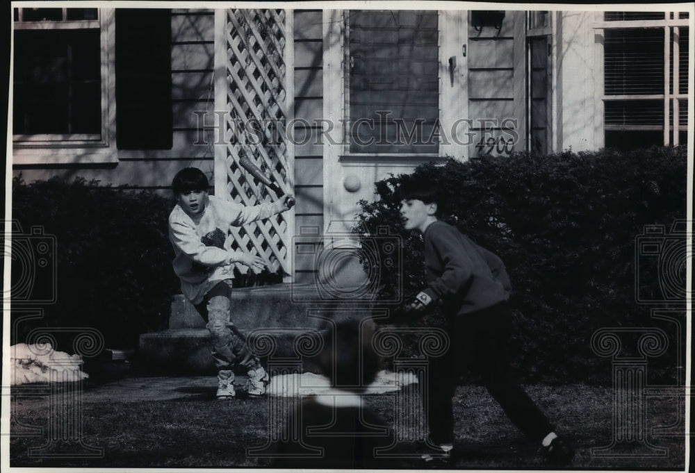 1993 Press Photo Nate Weiner drives a pitch from his twin brother, Max - Historic Images