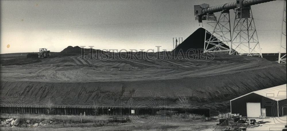 1984 Press Photo Acid Rain-A coal pile that provides outdoor storage of coal - Historic Images