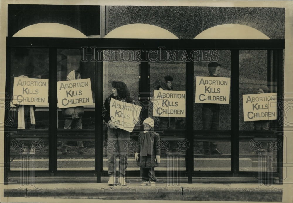 1990 Press Photo Participants in a Life Chain protest against abortion hold sign - Historic Images