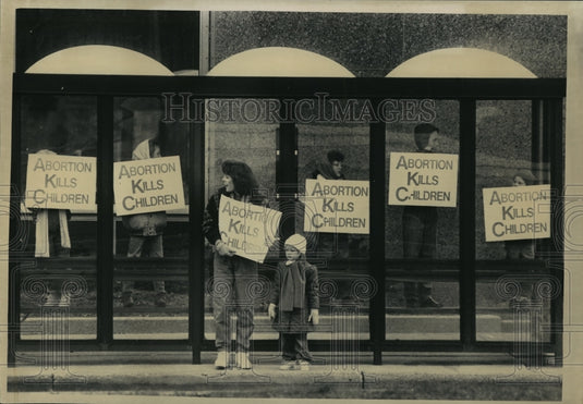 1990 Press Photo Participants in a Life Chain protest against abortion hold sign - Historic Images