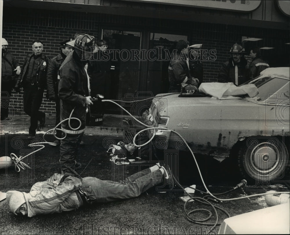 1989 Press Photo Firefighters removed protesters who chained themselves to a car - Historic Images