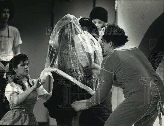 1991 Press Photo Nadine Gomes, Chuck Tracy & Sharon Frei i Wizard of AIDS - Historic Images
