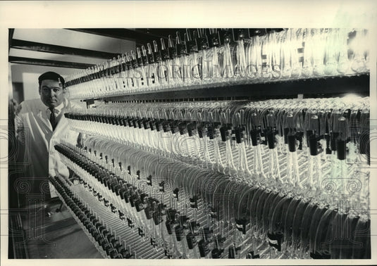 1983 Press Photo Peter Bayne, President of Incell Corporation with Fractionater - Historic Images