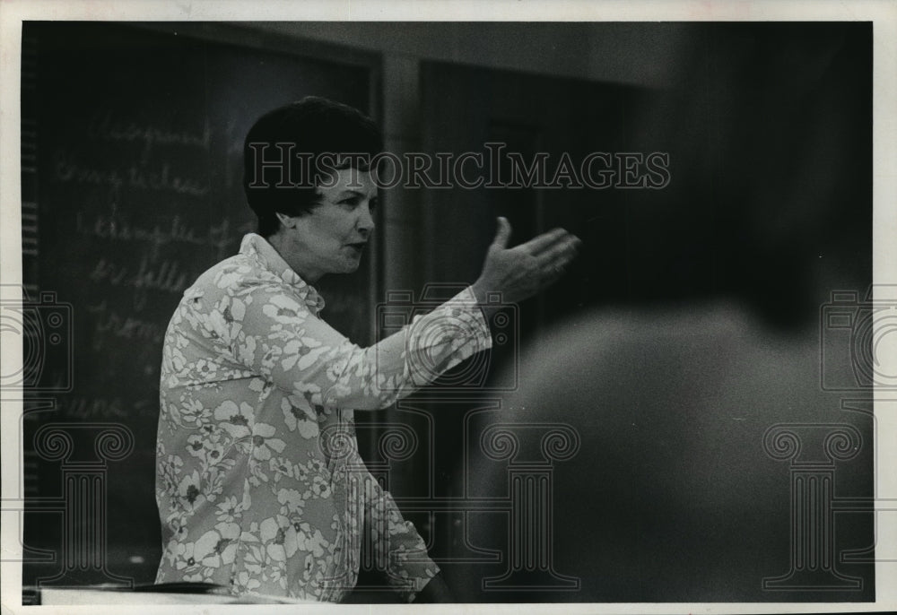 1972 Press Photo Mrs. Virginia R. Bahe Teaching English Class At UWM - mja02923 - Historic Images
