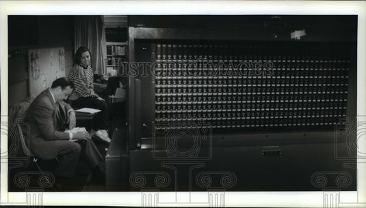 1993 Press Photo John Bernaden Counts Milwaukee Votes Daughter Yvonne Watches-Historic Images