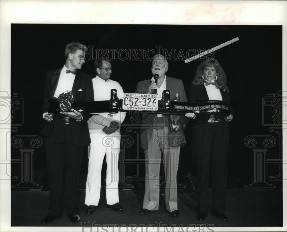 1989 Press Photo Tommy Bartlett with Gov. Tommy Thompson &amp; Mike Showalter - Historic Images