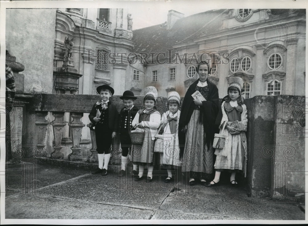 1966 Press Photo Children Demonstrate Native Dress of the Wachau Area - mja02946 - Historic Images