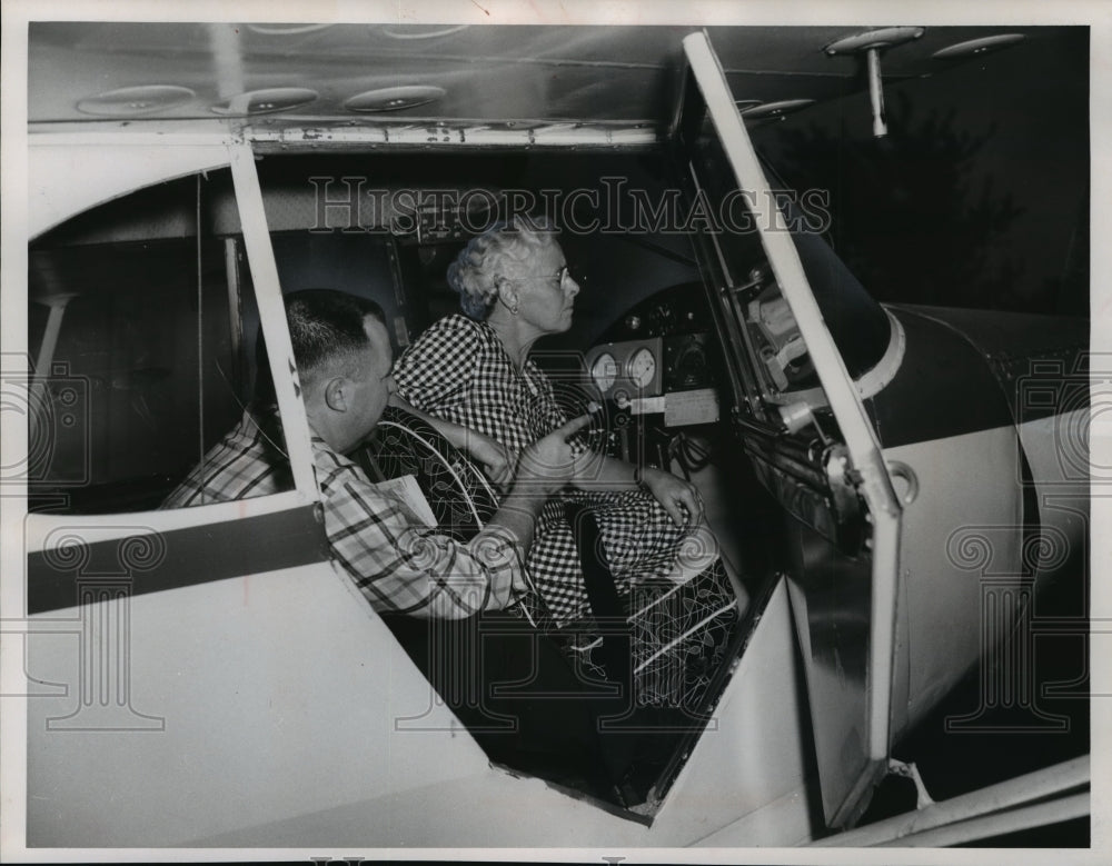 1962 Press Photo Lindsay has a few last minute instructions for Mrs. Auld - Historic Images