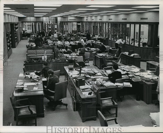 1968 Press Photo People working at Robert W. Baird & Co. - Historic Images
