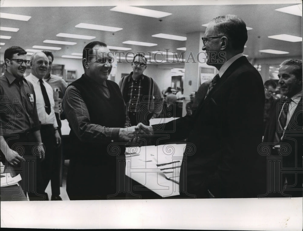 1971 Press Photo City Journal District Sales Mgr. receives his 25-year medallion - Historic Images