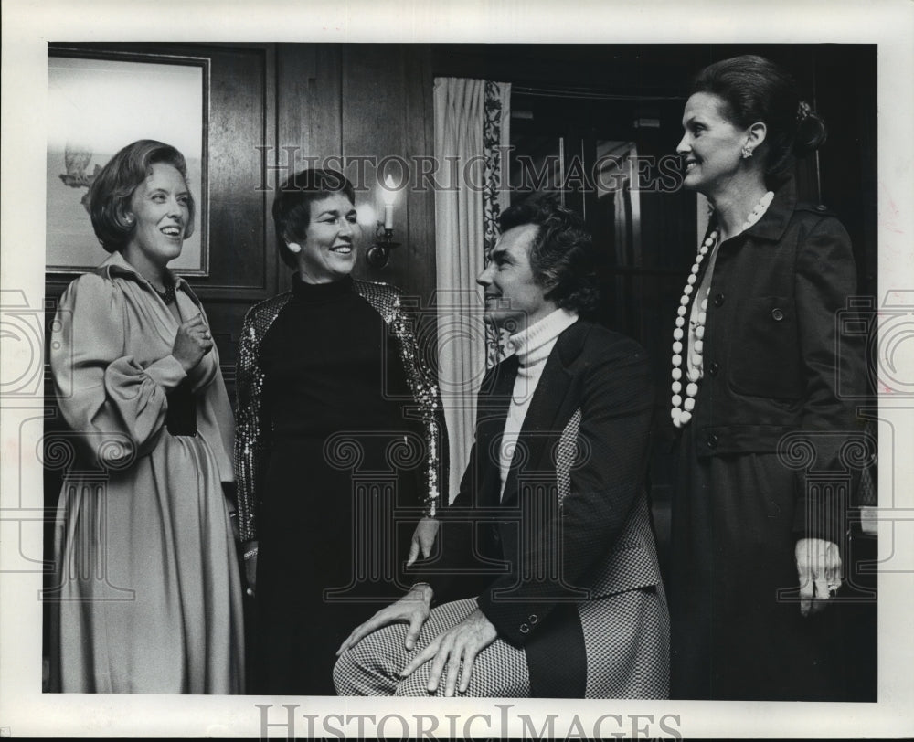 1973 Press Photo Mrs. William W. Baird chatting with Mr. Schemerhorn and others - Historic Images