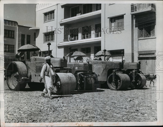 1955 Press Photo An Afghan native in typical garb walks past four Russian-Historic Images
