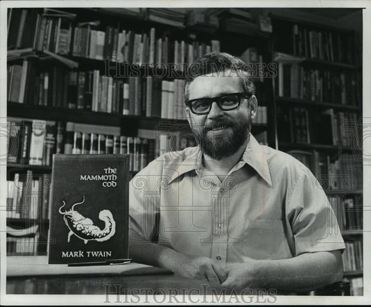 1976 Press Photo Reinhold Aman with the book "The Mammoth Cod" - mja03099-Historic Images