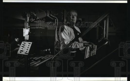 1991 Press Photo Glenn Albrecht, vice president of manufacturing at Western Pub. - Historic Images