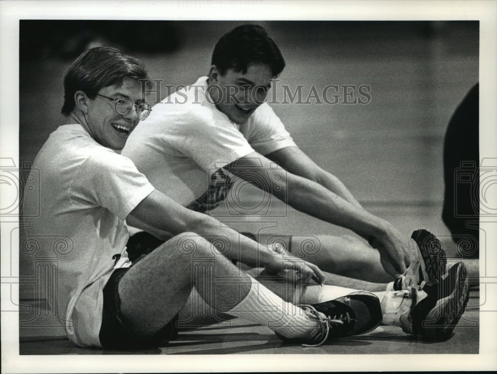 1993 Press Photo Daniel Albert stretches out with teammate Scott Hammer - Historic Images