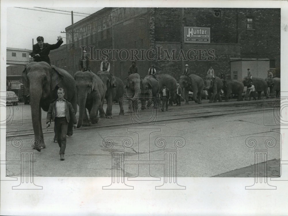 1970 Press Photo Ward Allen led off a parade of TV and radio personalities - Historic Images