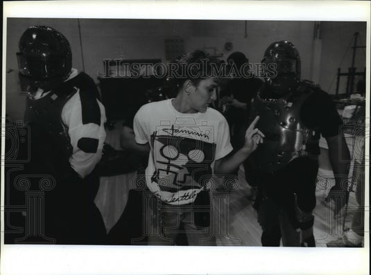 1993 Press Photo Training supervisor Tracy Miech gives instructions to Al Garcia - Historic Images
