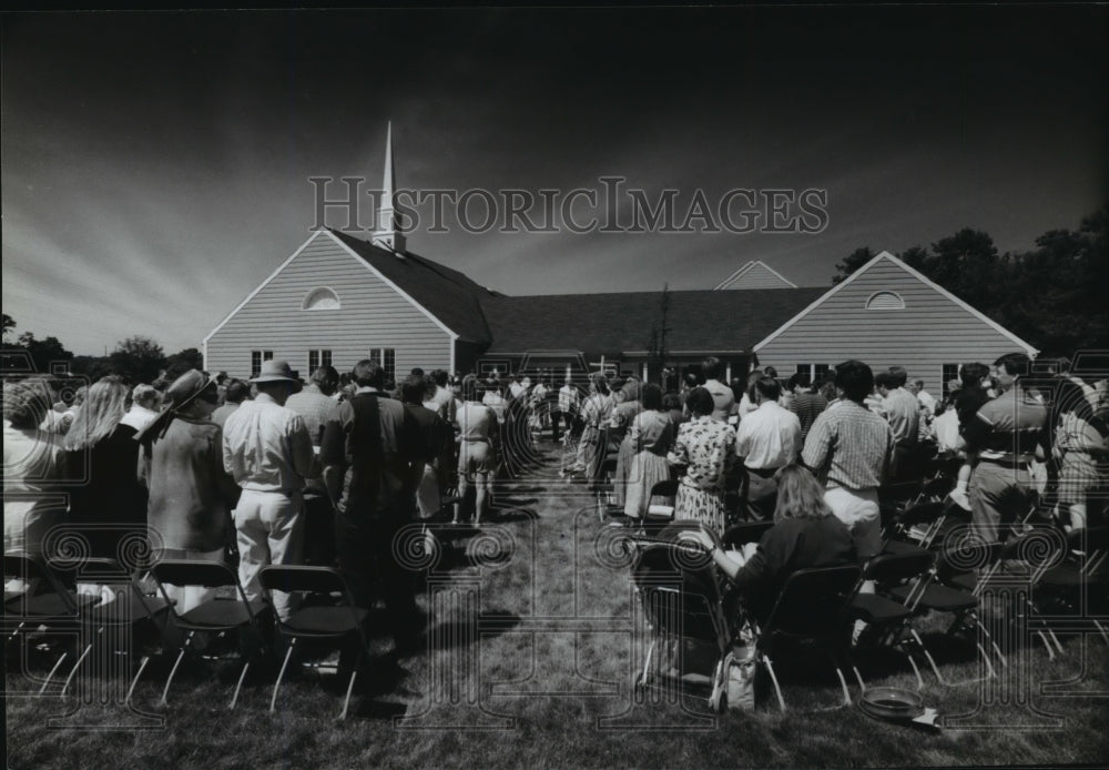 1994 Press Photo The Congregation of Alliance Bible Church&#39;s outdoor event - Historic Images