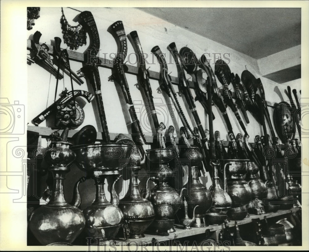 1979 Press Photo A wall was lined with old rifles and brassware - mja03168 - Historic Images