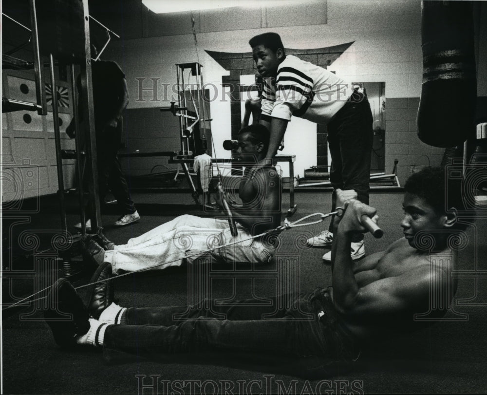 1989 Press Photo Men Working Out at Braggs-Pitts Center in Weight Room - Historic Images