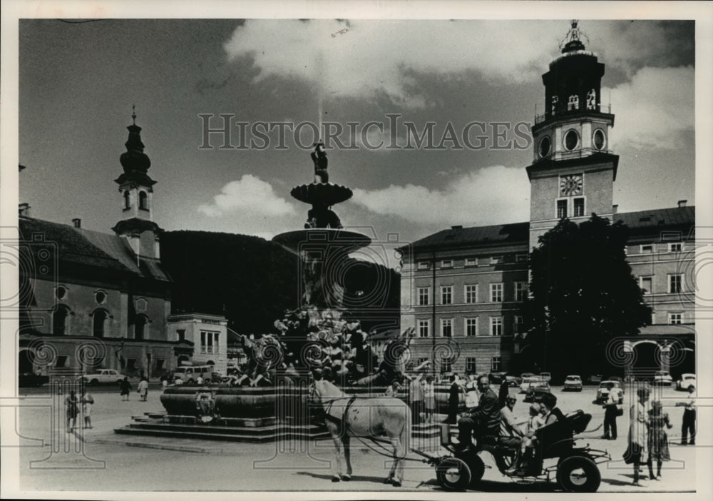 1989 Press Photo Salzburg, with gracious squares and long, mountain-backed views - Historic Images