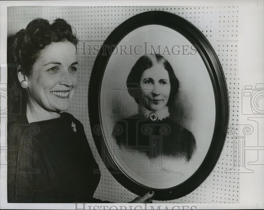 1956 Press Photo Mrs. Clara Barton stands before a portrait - mja03281-Historic Images