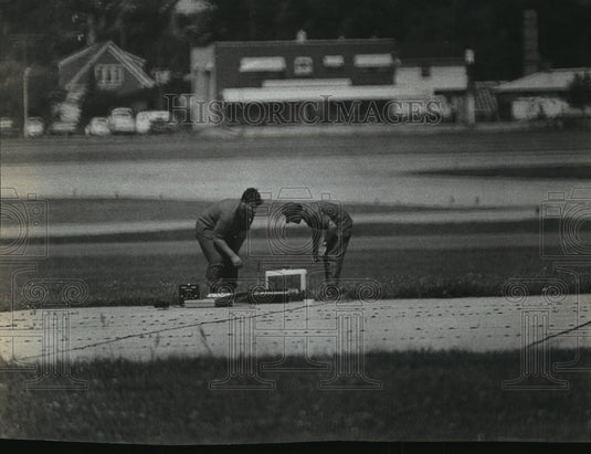 1972 Press Photo Bomb experts from Ft. Sheridan, Ill., examined a suspected bomb - Historic Images