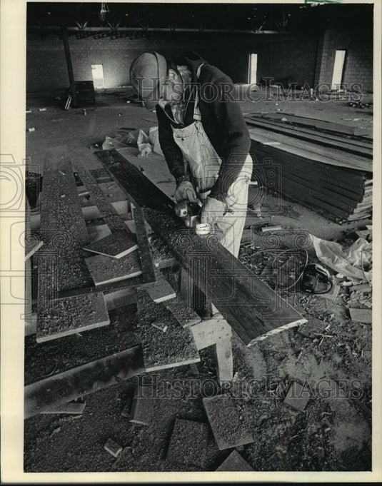 1984 Press Photo Carpenter planed a board inside Auduborn Court Shopping Center - Historic Images