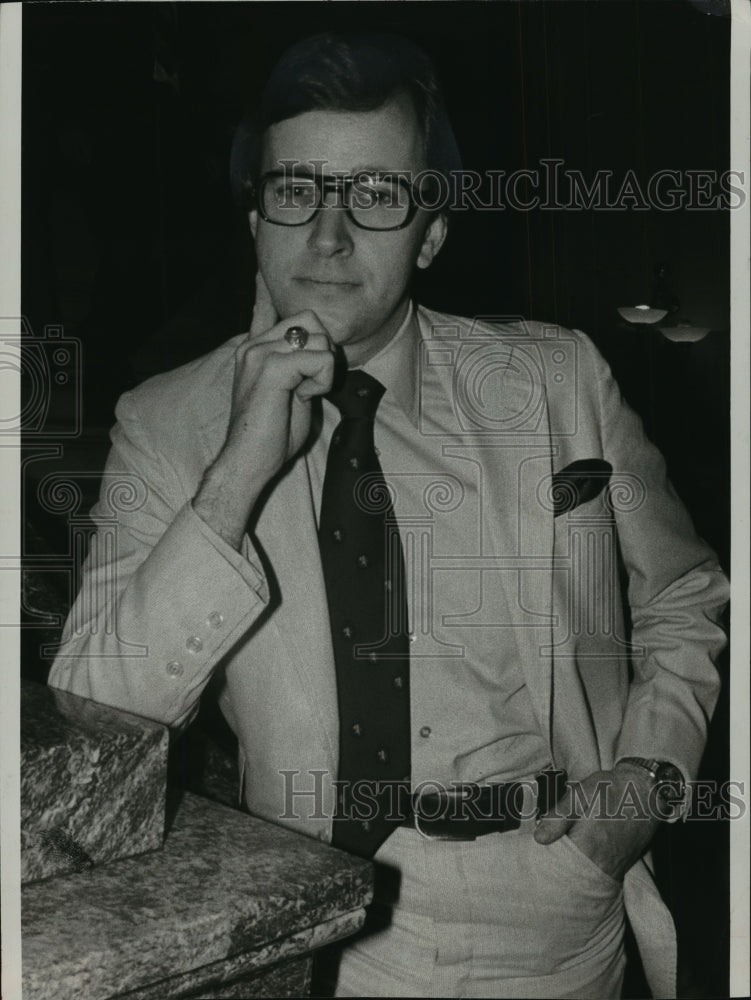 1975 Press Photo Rep. Les AuCoin photographed in a Capitol corridor - mja03400 - Historic Images