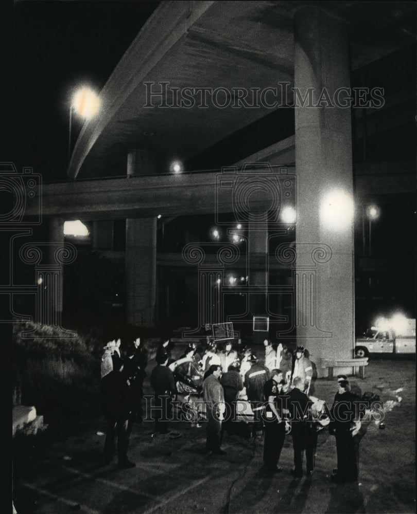 1990 Press Photo Rescuers extricate a woman who was trapped in her car - Historic Images