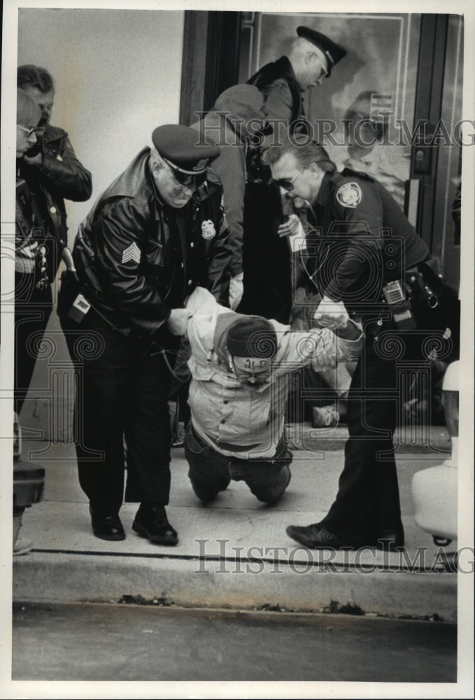 1991 Press Photo Police arrest protester from Affiliated Medical Services Clinic - Historic Images