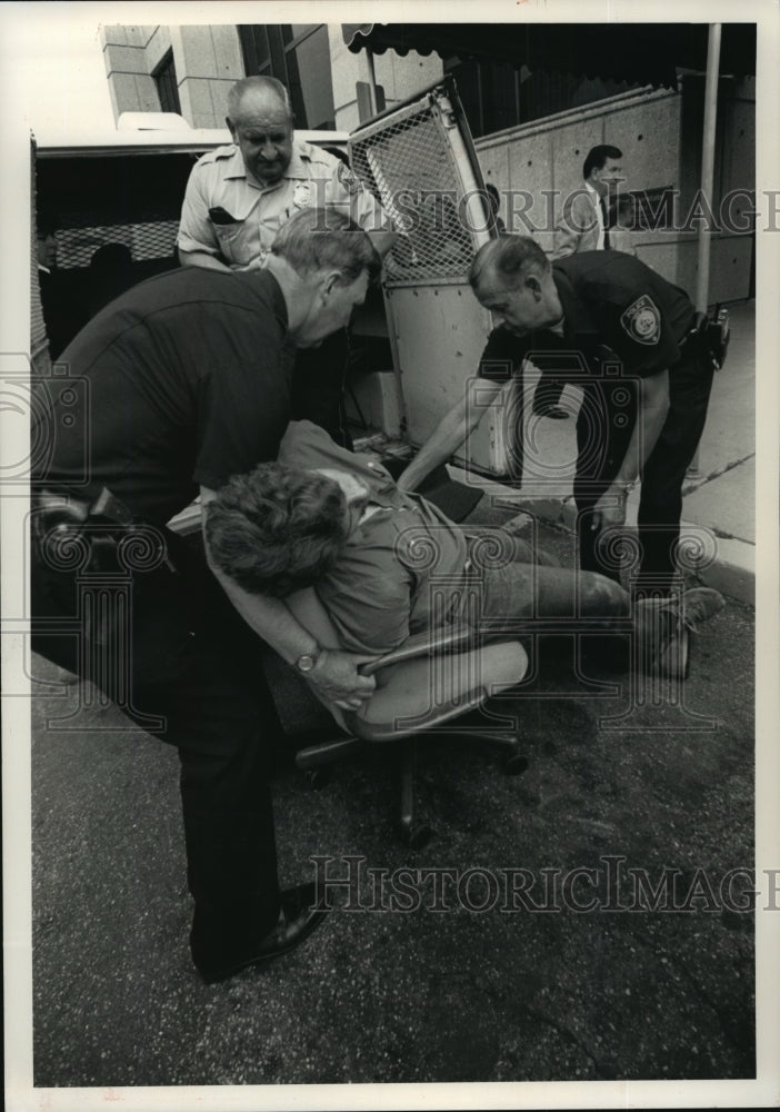 1989 Press Photo Police arrested Mike Skott, an anti abortion protestor - Historic Images