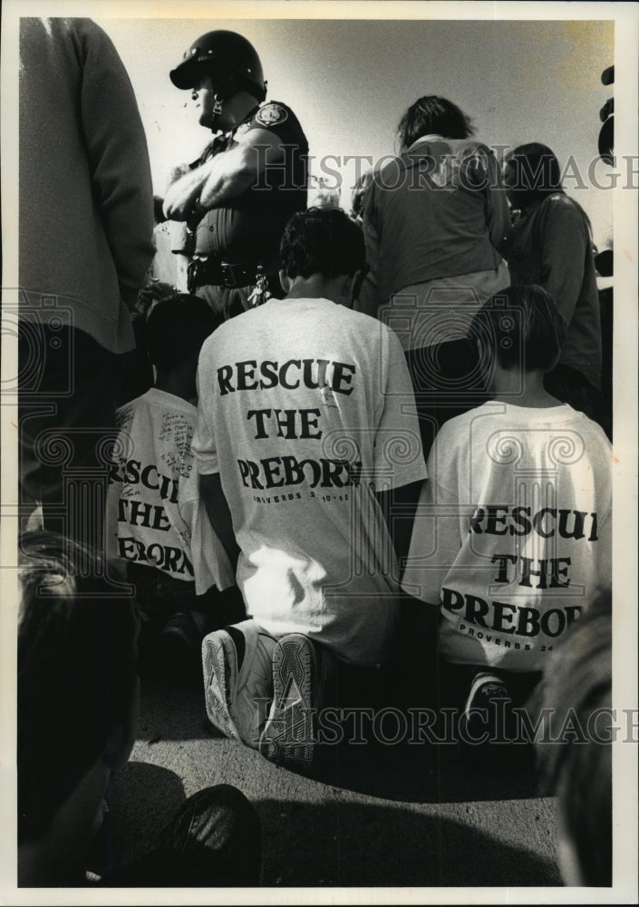 1992 Press Photo Praying demonstrators outside Metropolitan Medical Services-Historic Images
