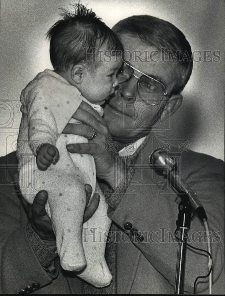 1991 Press Photo Chet Gallagher up Jessica May Hunter as he speaks to a rally - Historic Images