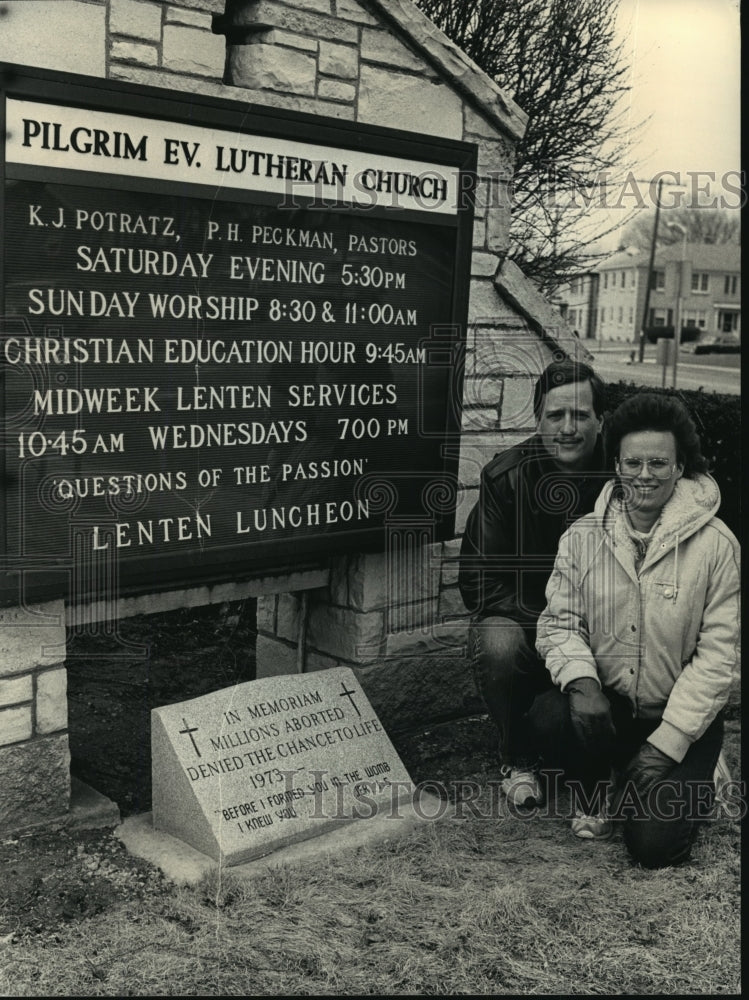 1987 Press Photo Carl &amp; Lori Hively with church-front gravestone, aborted babies - Historic Images